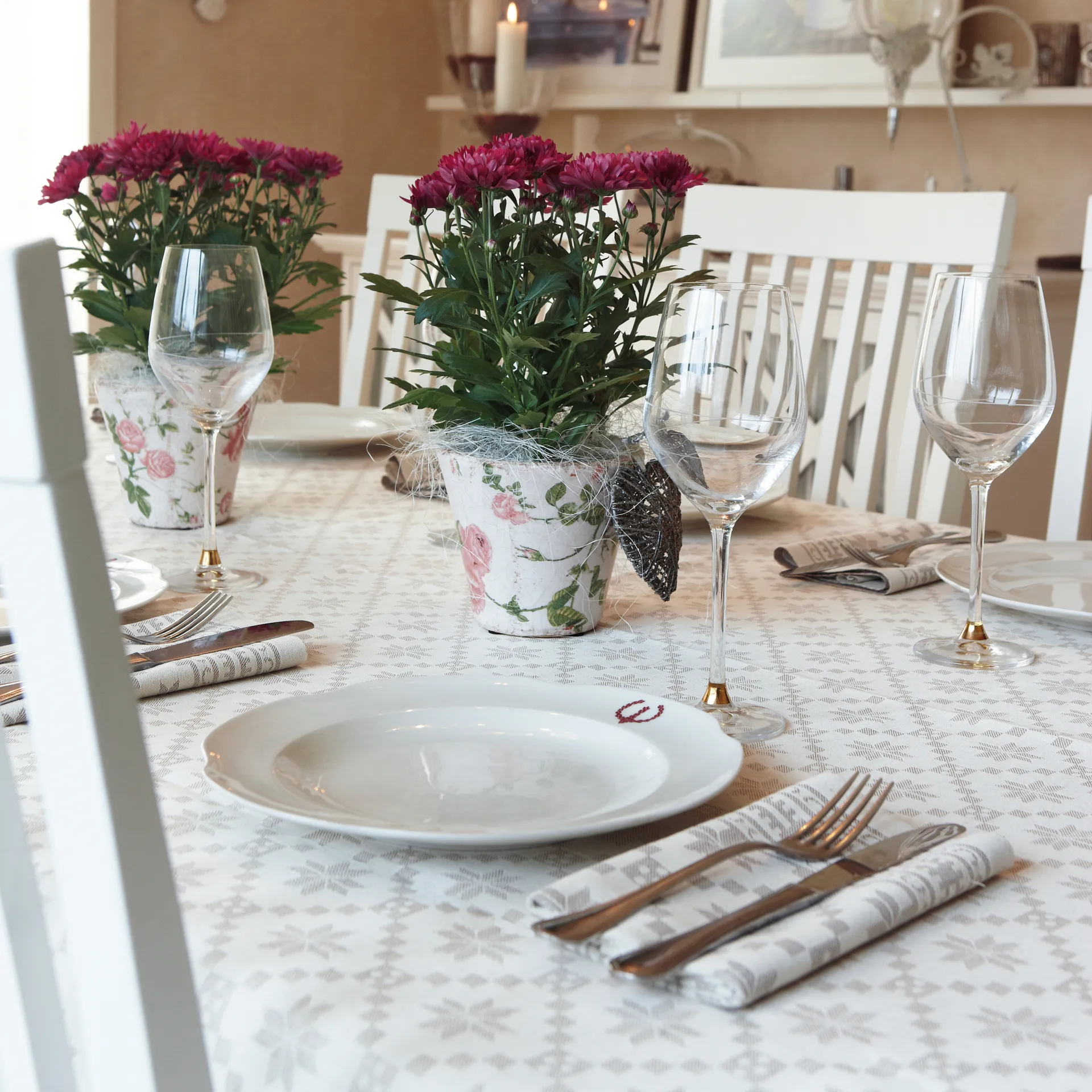 Åttebladrose borddug beige, 150x260 cm Ekelund Linneväveri