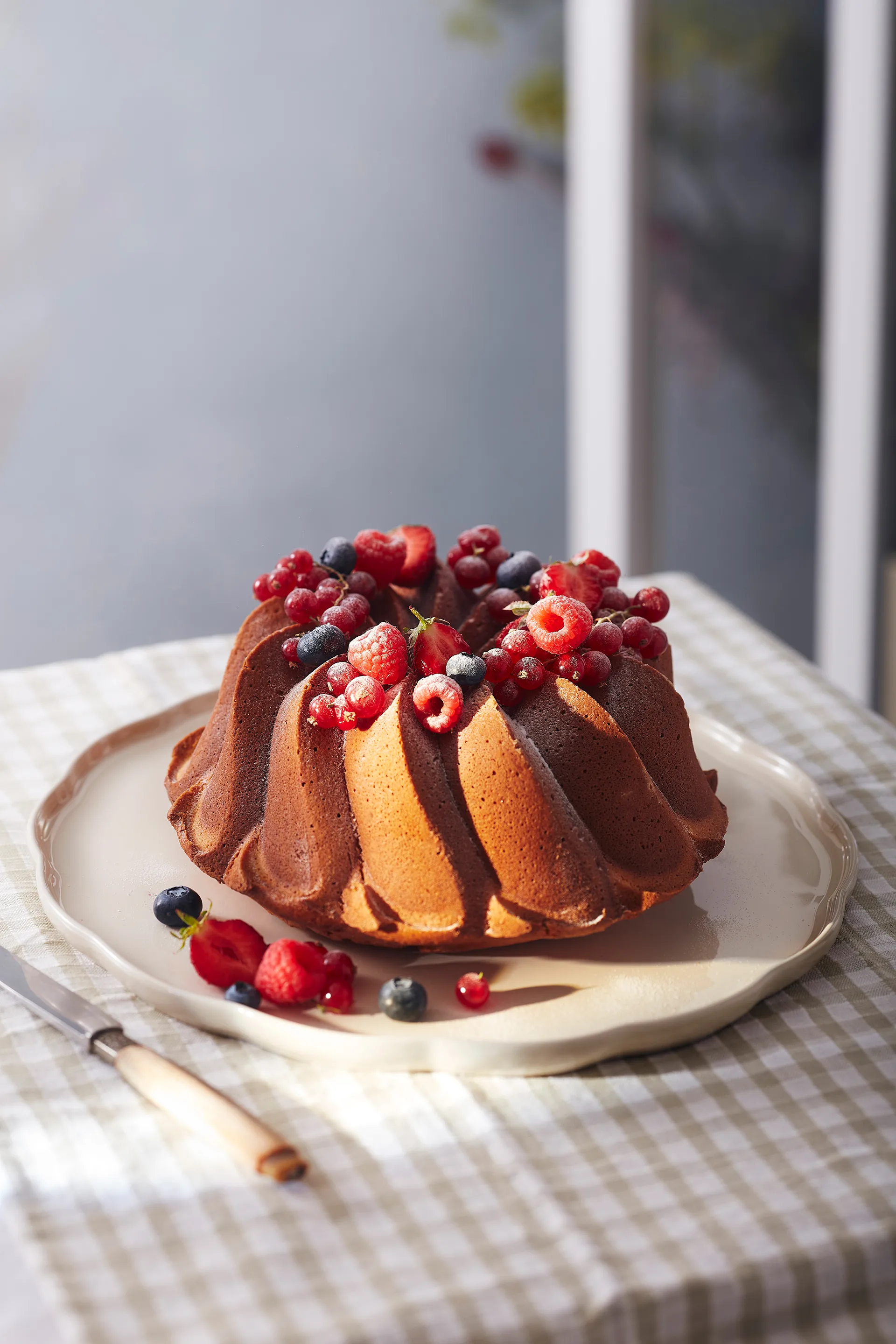 Emile Henry Madeleine serveringsfad, Cream, rund Emile Henry