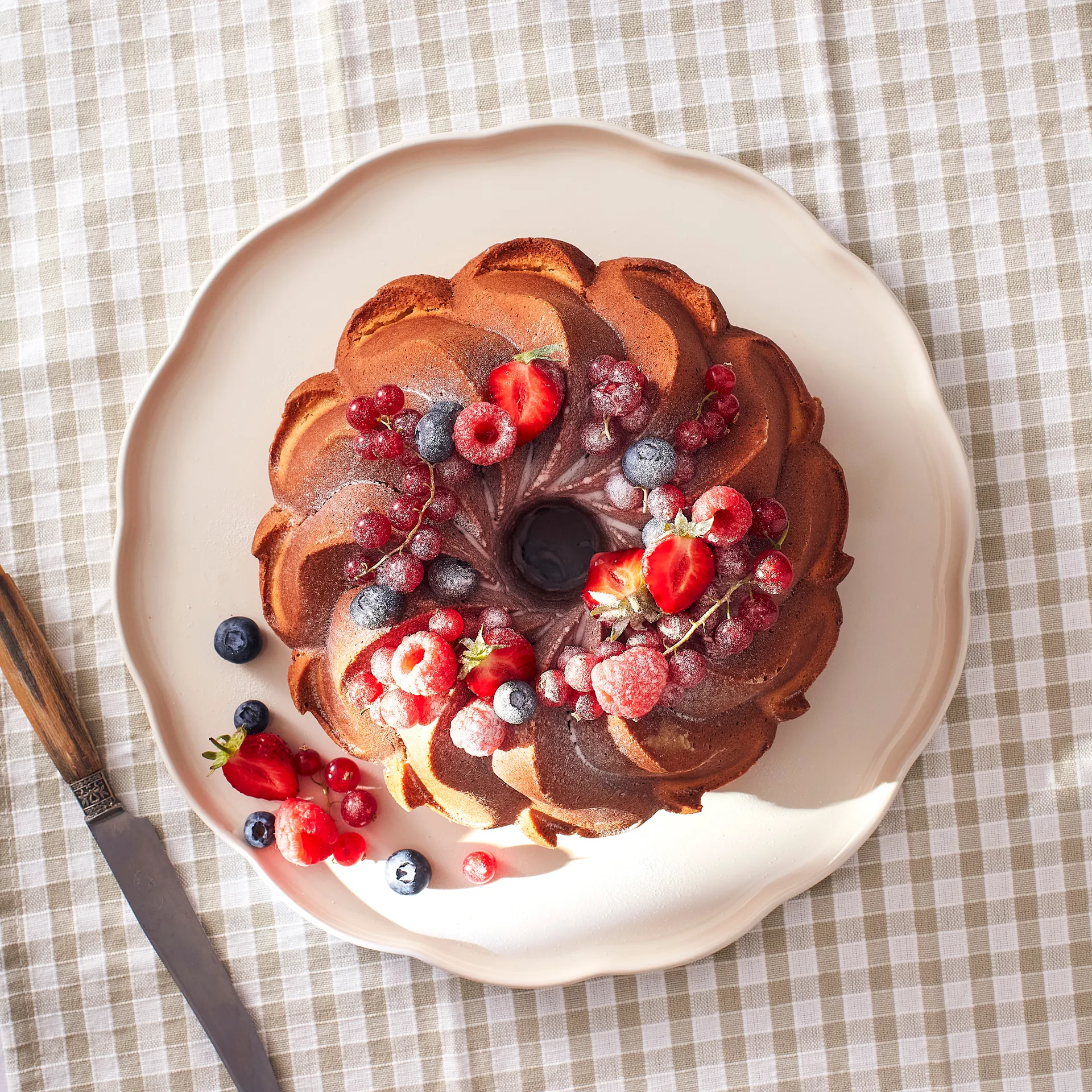 Emile Henry Madeleine serveringsfad, Cream, rund Emile Henry