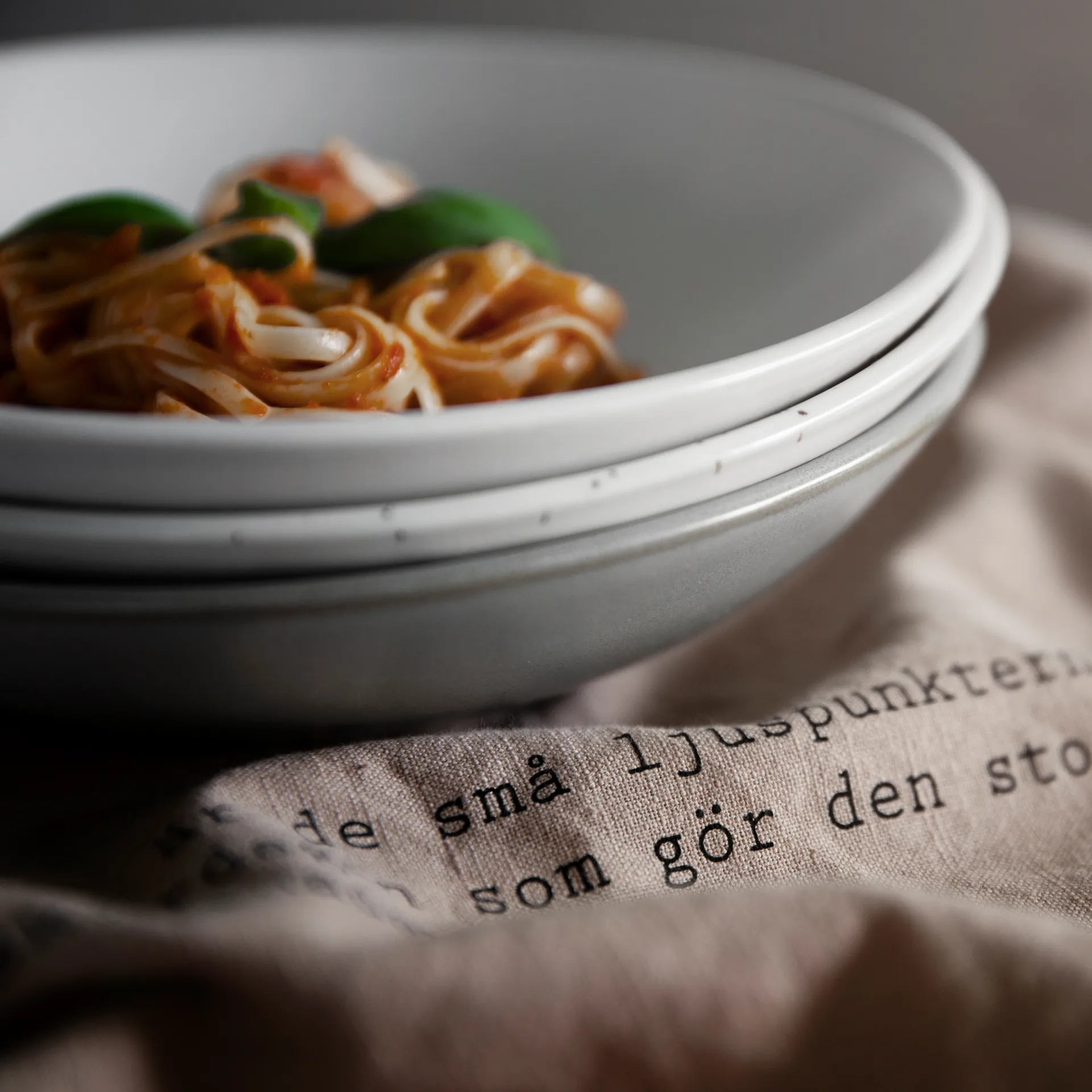 Ernst dyb tallerken 22 cm, Prikket/Hvid ERNST