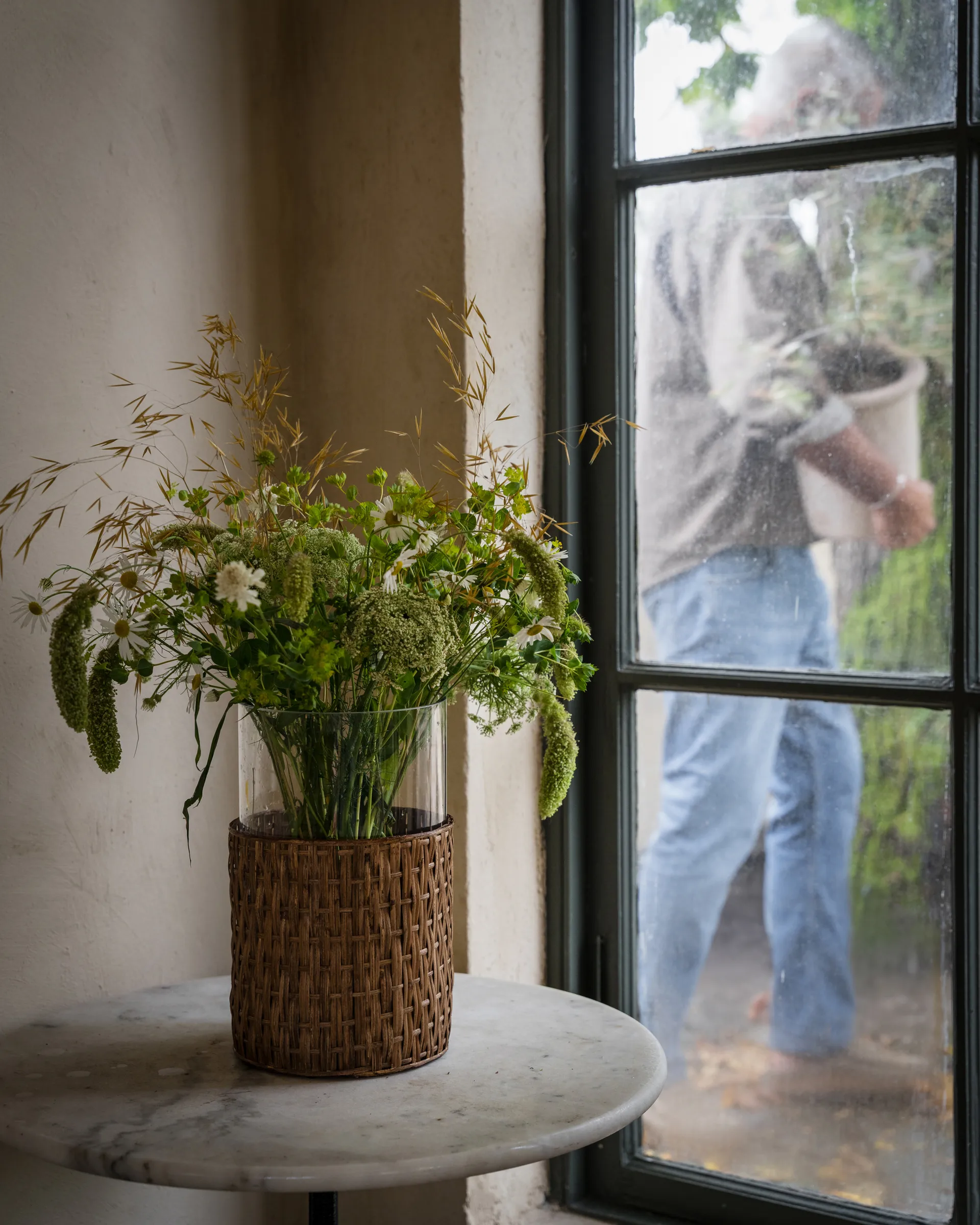 Ernst vase/lyslygte i kurv, Mørkebrun, Ø18x30 cm ERNST