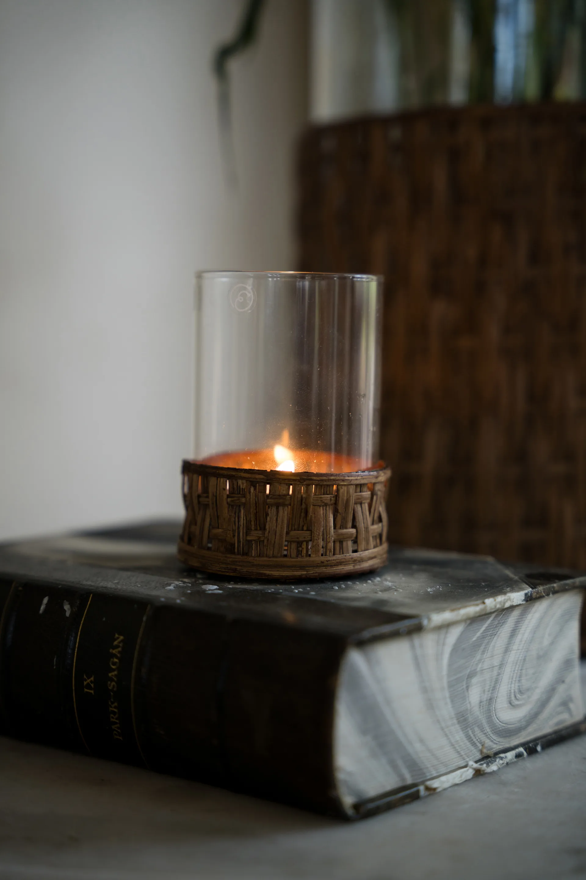 Ernst vase/lyslygte i kurv, Mørkebrun, Ø7×8,5 cm ERNST