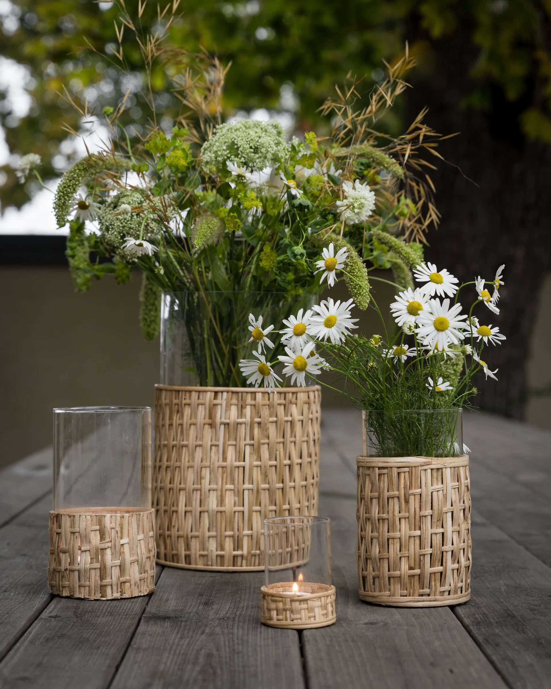 Ernst vase/lyslygte i kurv, Natur, Ø10x12 cm ERNST