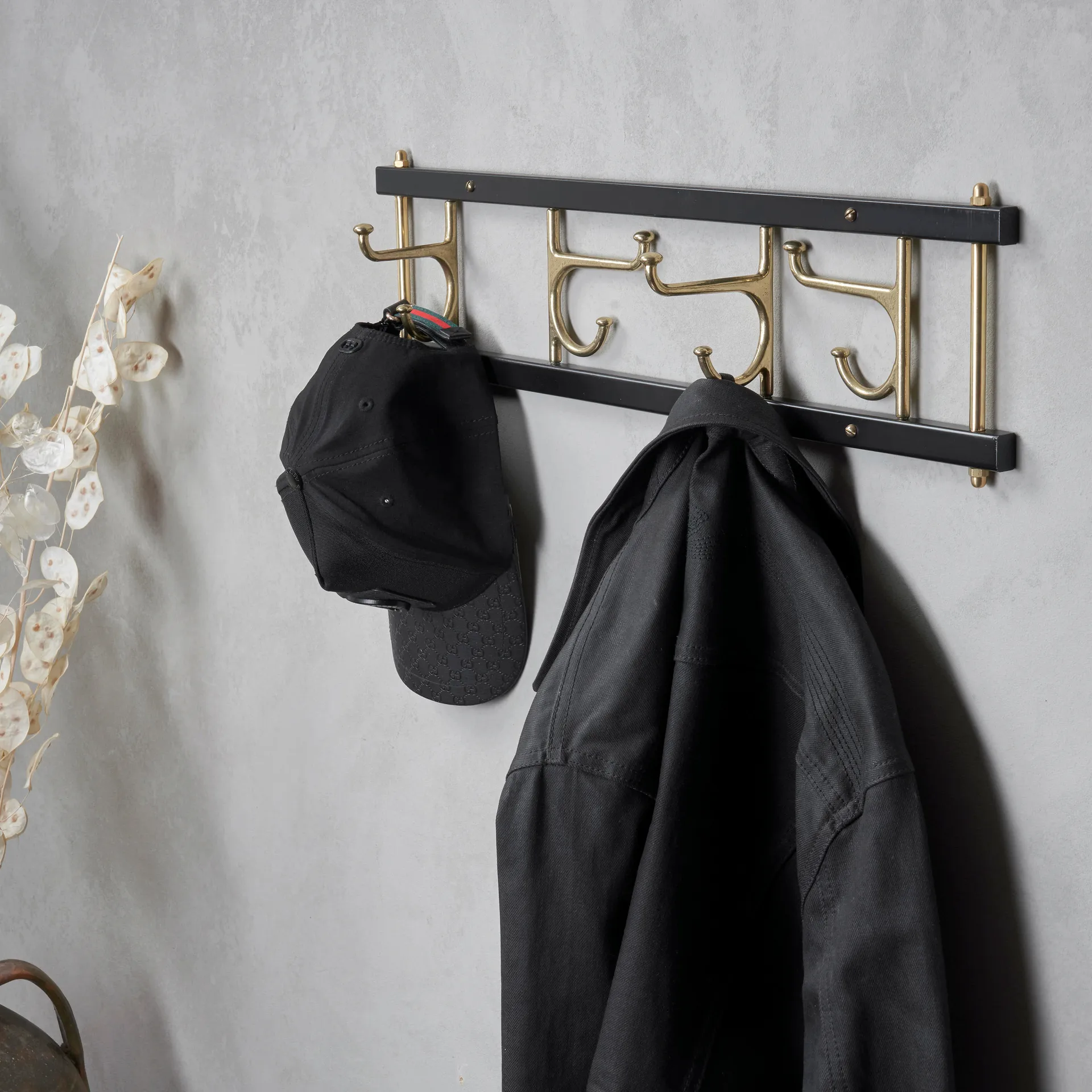 Maxi 4 Dekorativ knagerække, Sort/Messing Essem Design