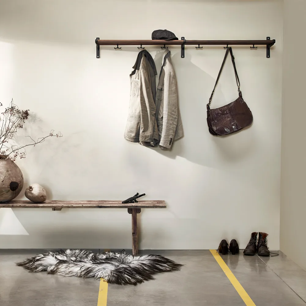 Nostalgi sko- eller hattehylde, aluminium, sort understel Essem Design