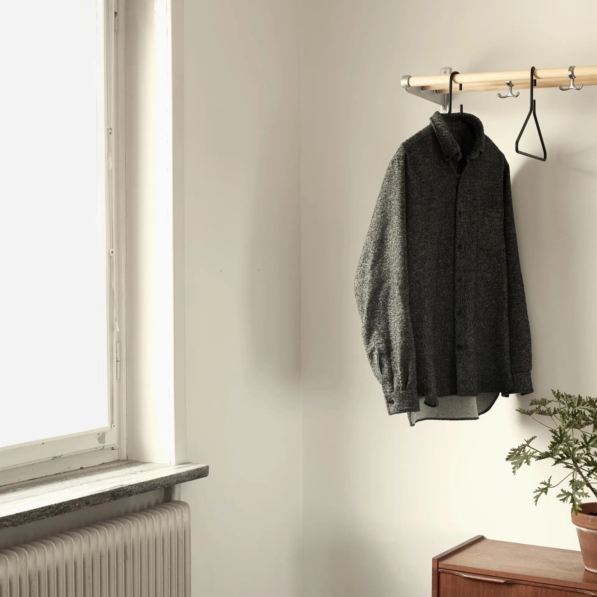 Nostalgi sko- eller hattehylde, birk, stel i aluminium Essem Design