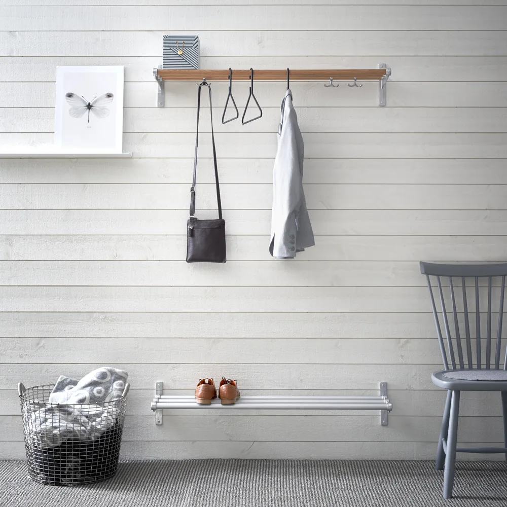 Nostalgi sko- eller hattehylde, valnød, hvidt stel Essem Design