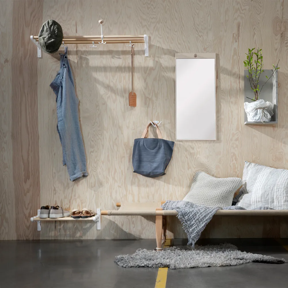 Nostalgi sko- eller hattehylde, valnød, hvidt stel Essem Design