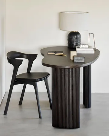 Boomerang skrivebord - Mørkebrunt bejdset mahogni, 160x83x76 cm - Ethnicraft