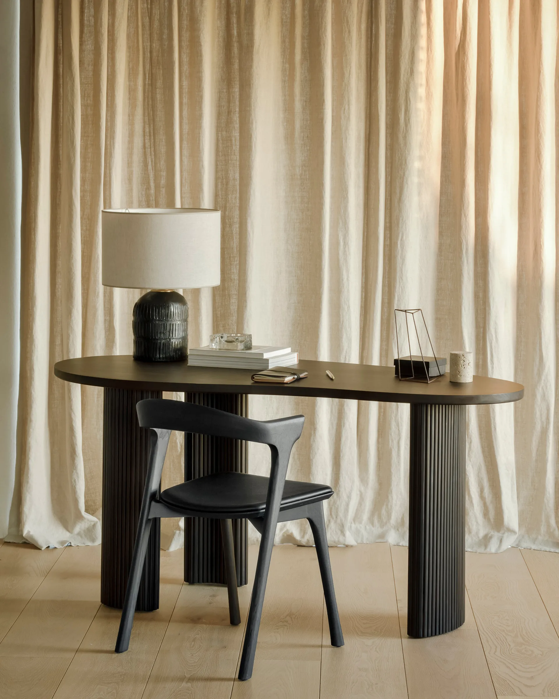 Boomerang skrivebord, Mørkebrunt bejdset mahogni, 160x83x76 cm Ethnicraft