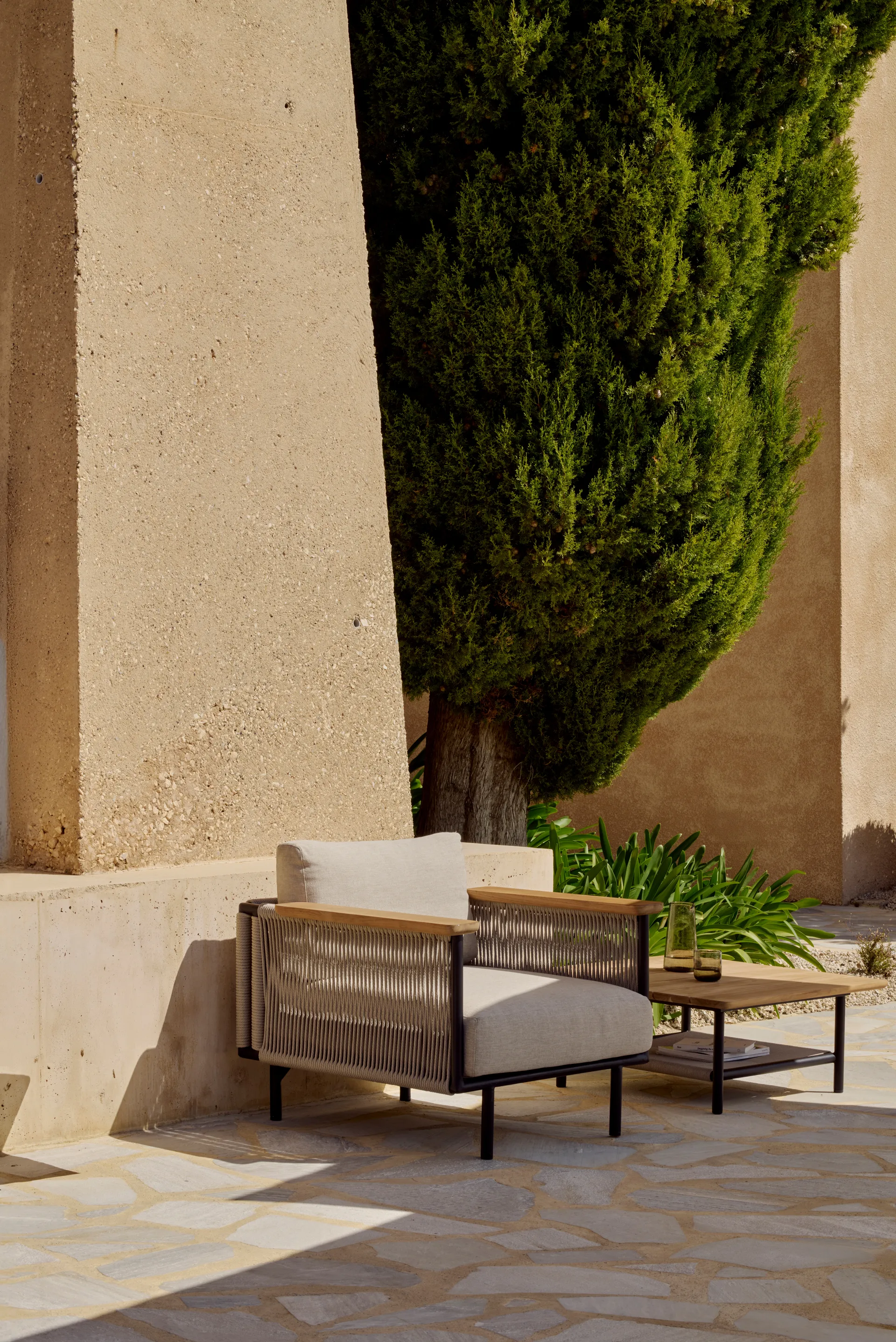 Corbey Outdoor sofabord, 80 cm, teak-aluminium black Ethnicraft