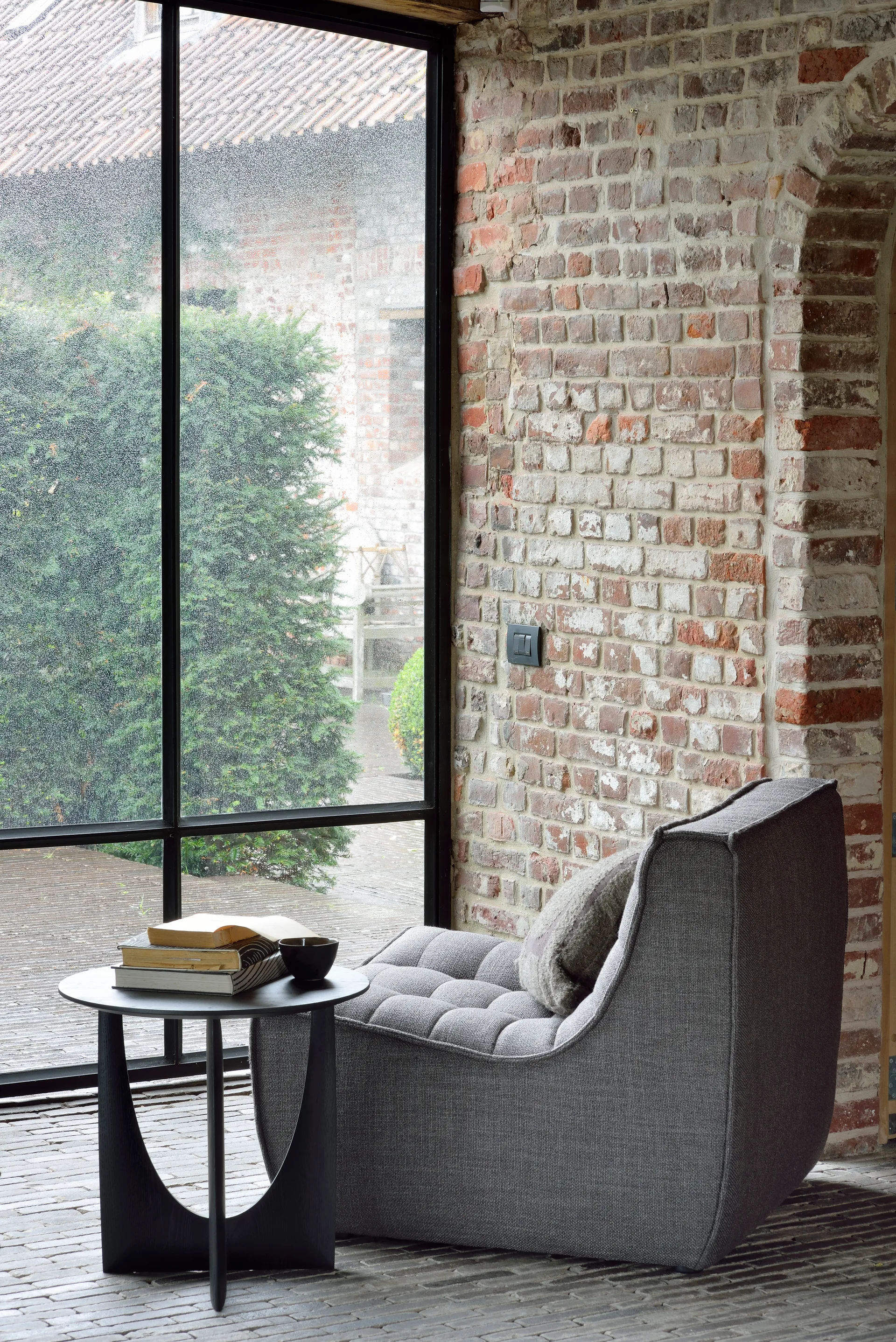 Geometric sidebord, Sort eg Ø51 cm Ethnicraft