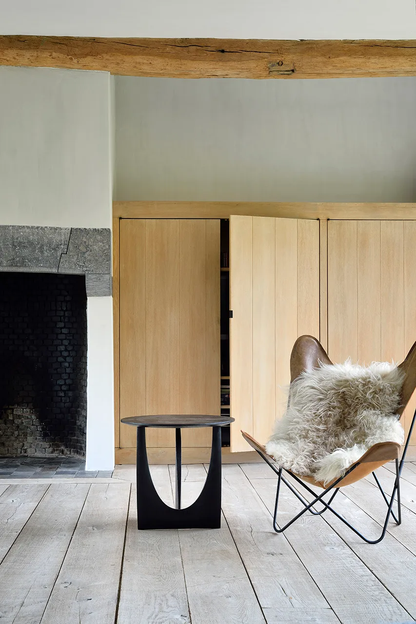 Geometric sidebord, Sort eg Ø51 cm Ethnicraft