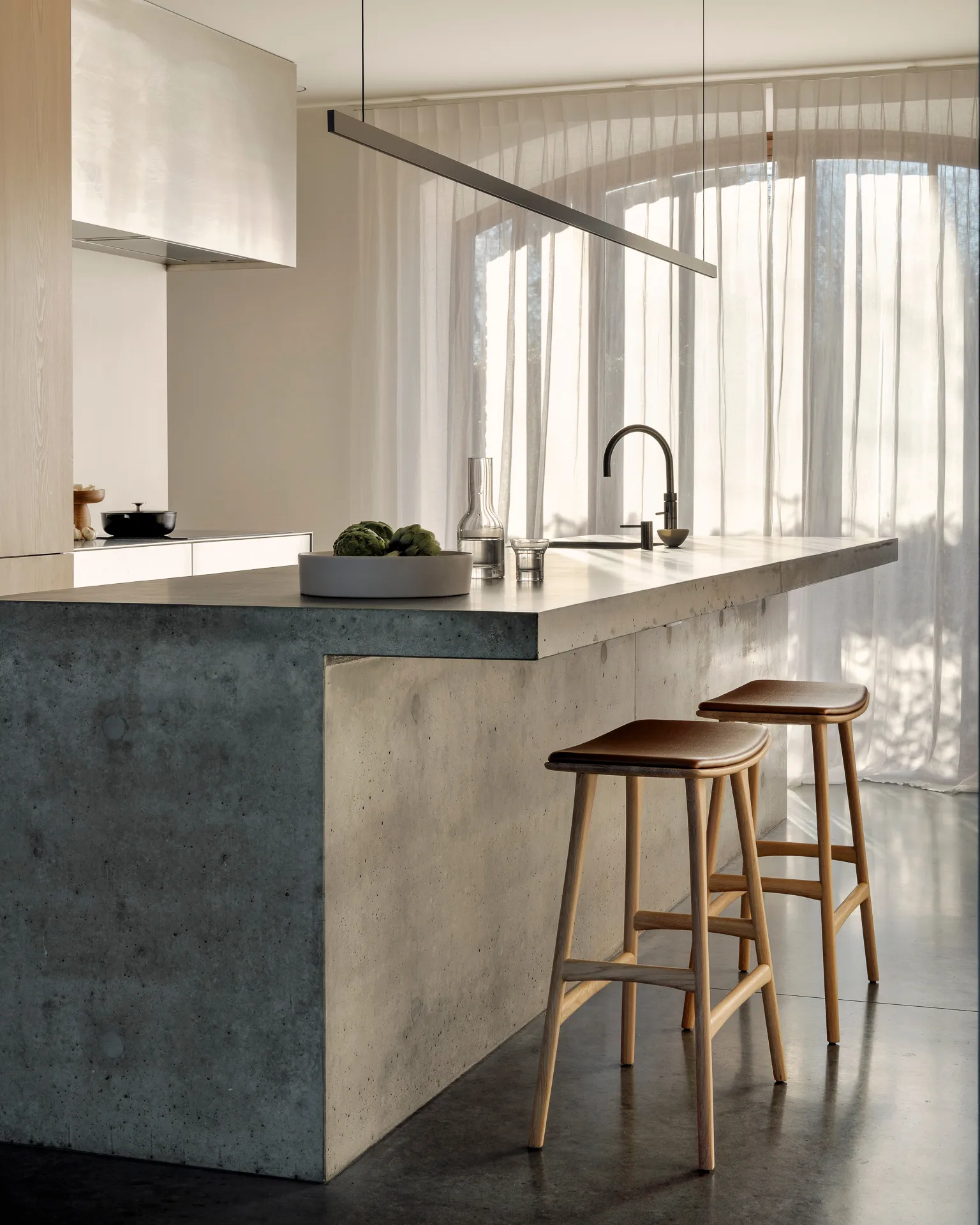 Osso Counter høj taburet 67 cm, Lakeret eg Ethnicraft