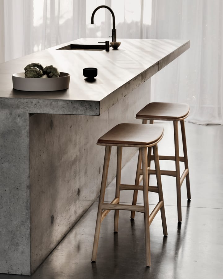 Osso Counter høj taburet 67 cm, Lakeret eg Ethnicraft