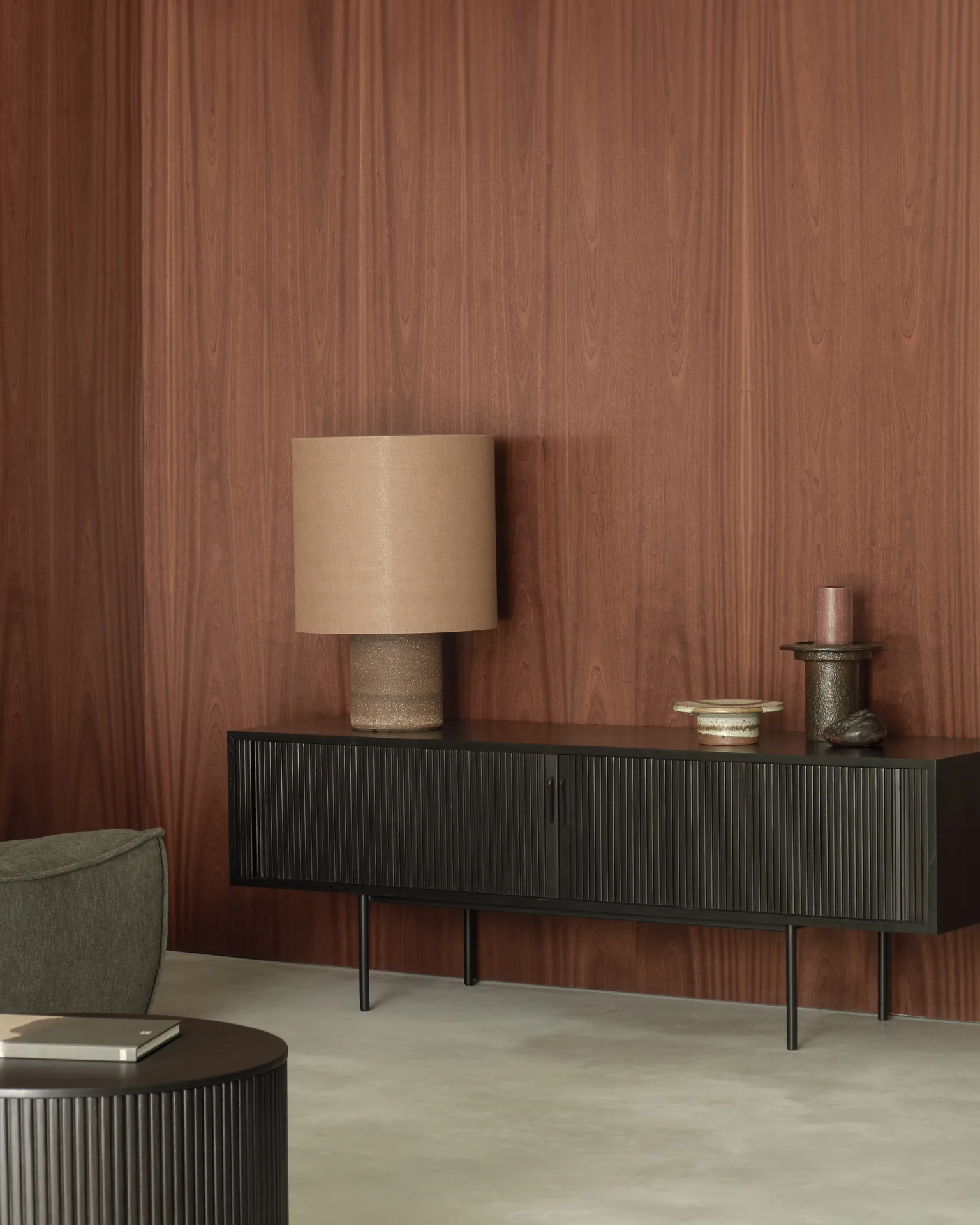 Roller Max TV-bord, Lakeret teak-sort-2 låger Ethnicraft