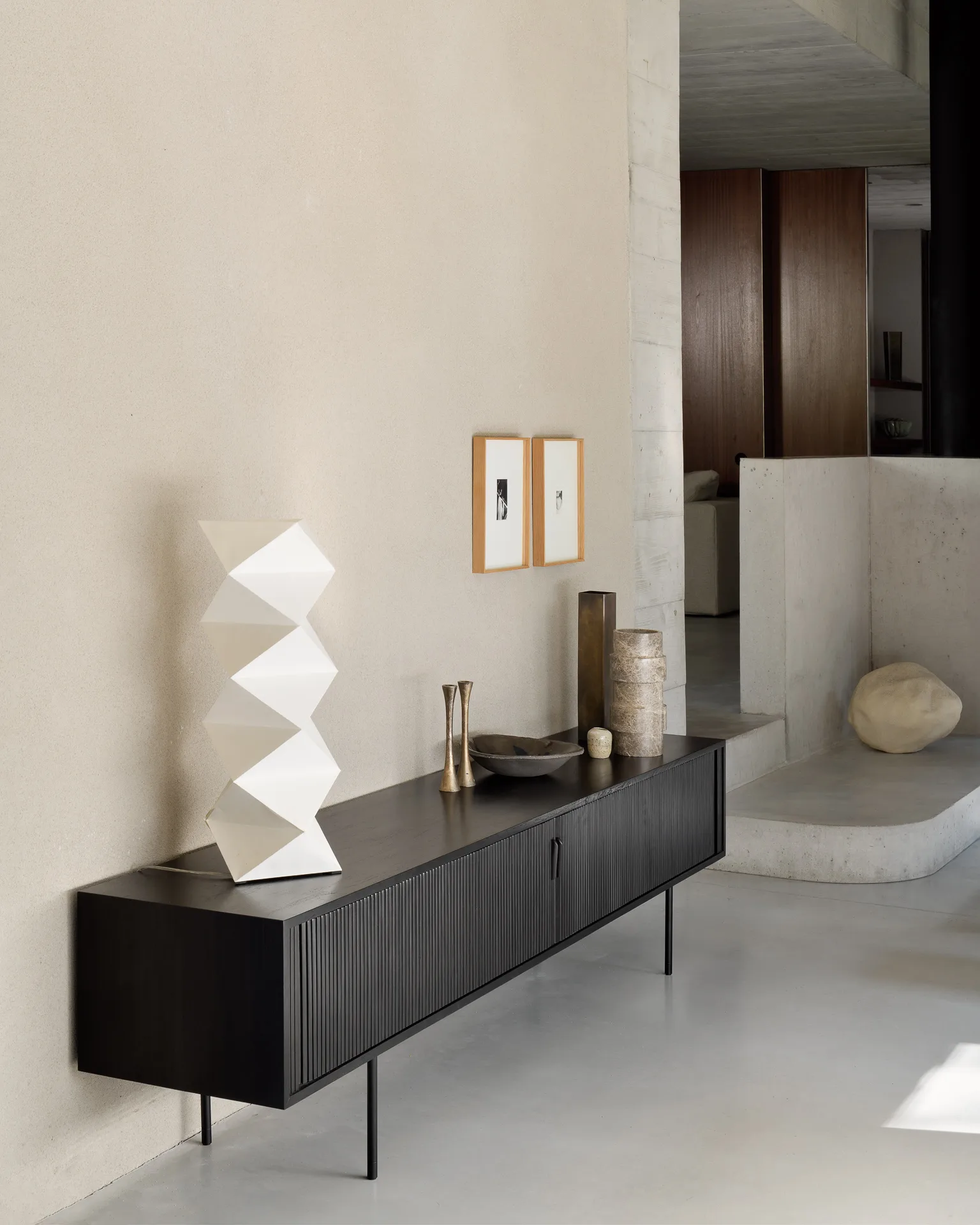 Roller Max TV-bord, Lakeret teak-sort-2 låger Ethnicraft