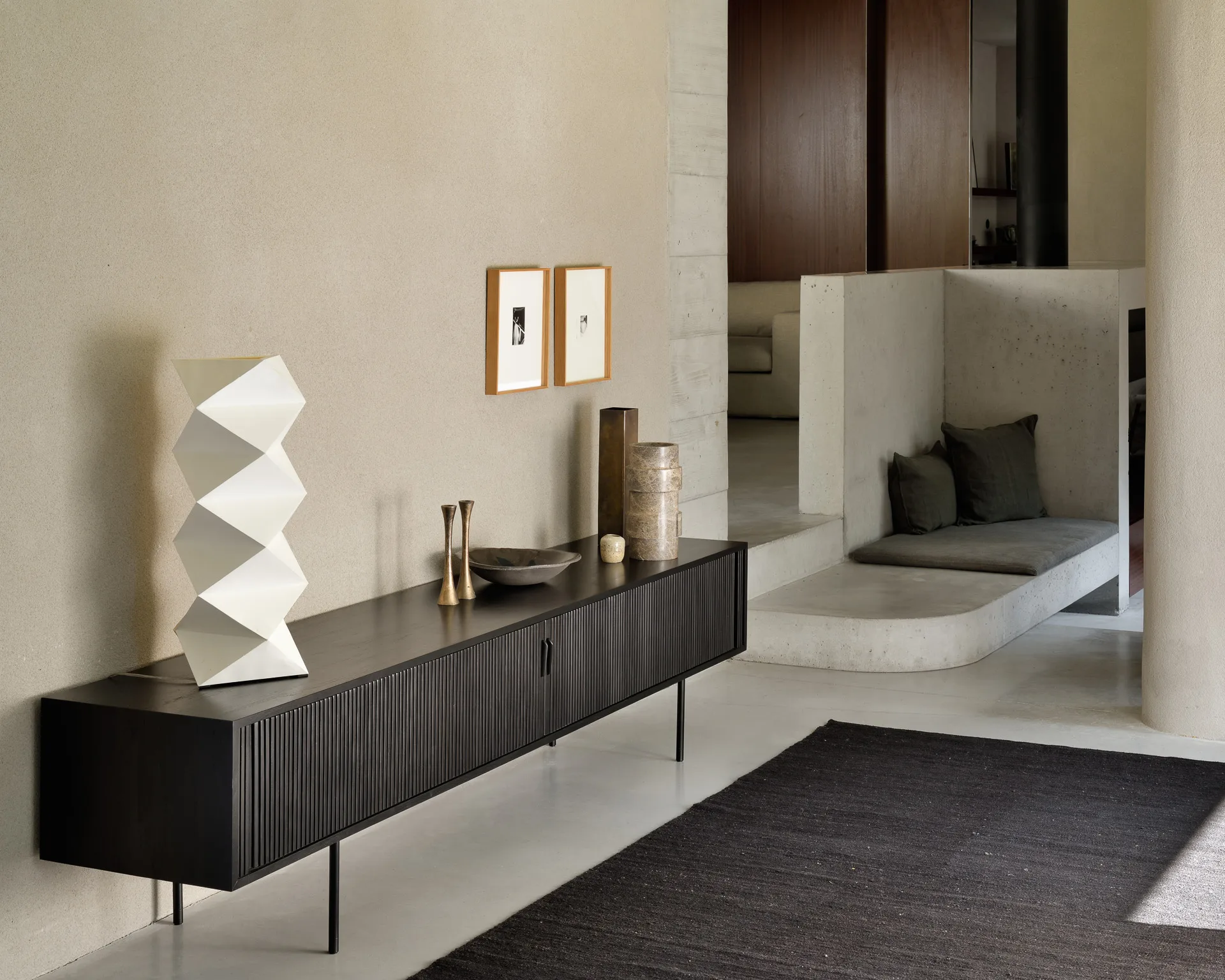 Roller Max TV-bord, Lakeret teak-sort-2 låger Ethnicraft