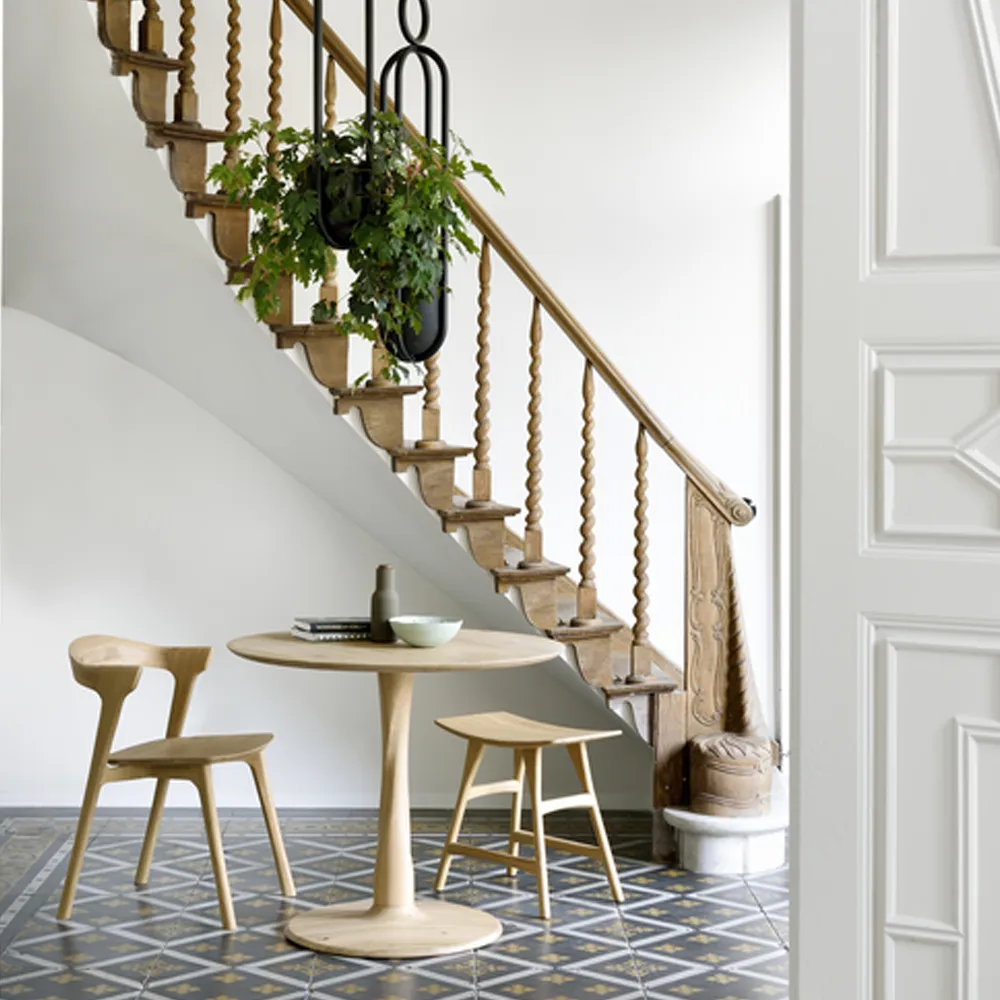 Torsion spisebord, Sortbejdset eg, Ø90 cm Ethnicraft