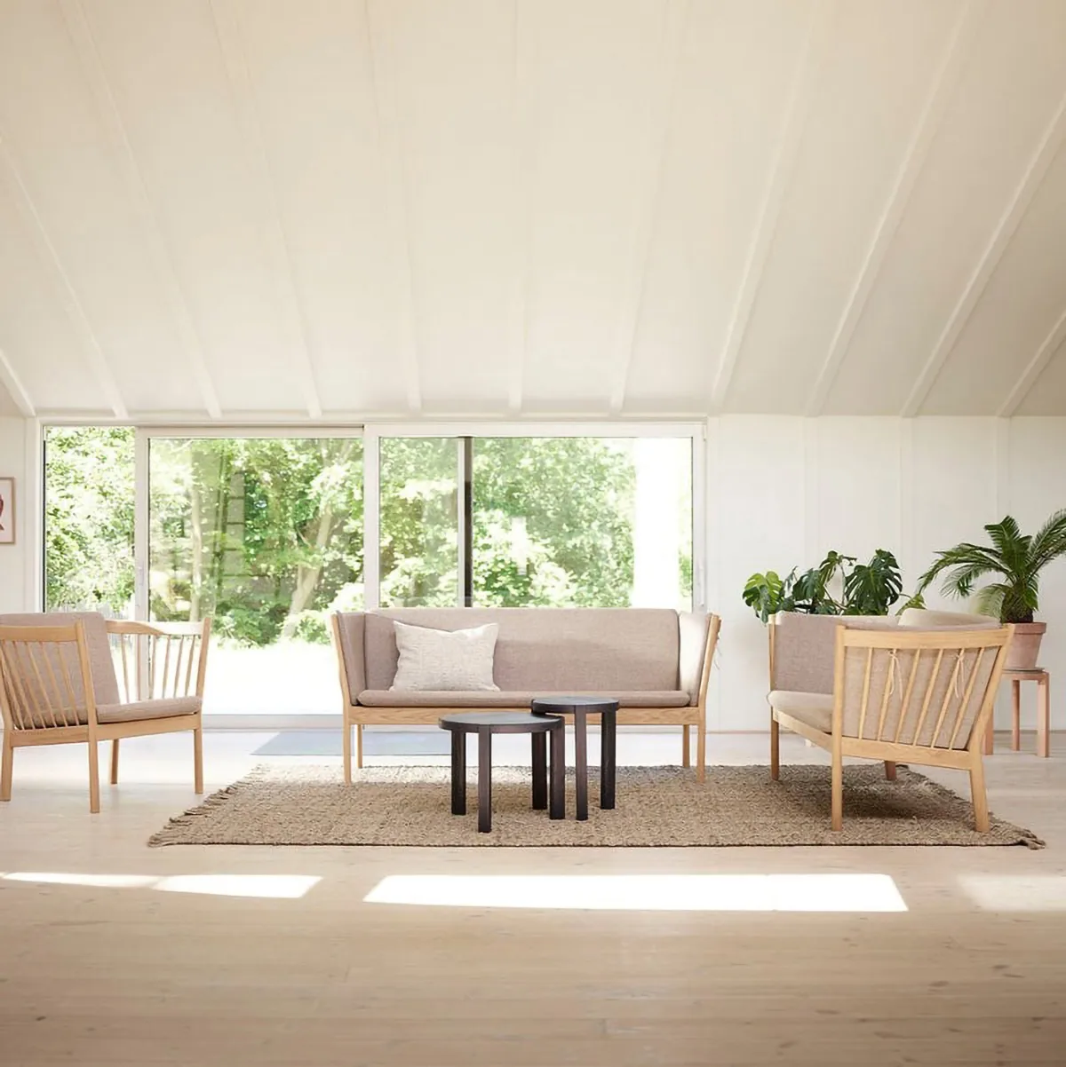 D108 Ragnesminde sidebord Ø35 cm, Midnight blue FDB Møbler