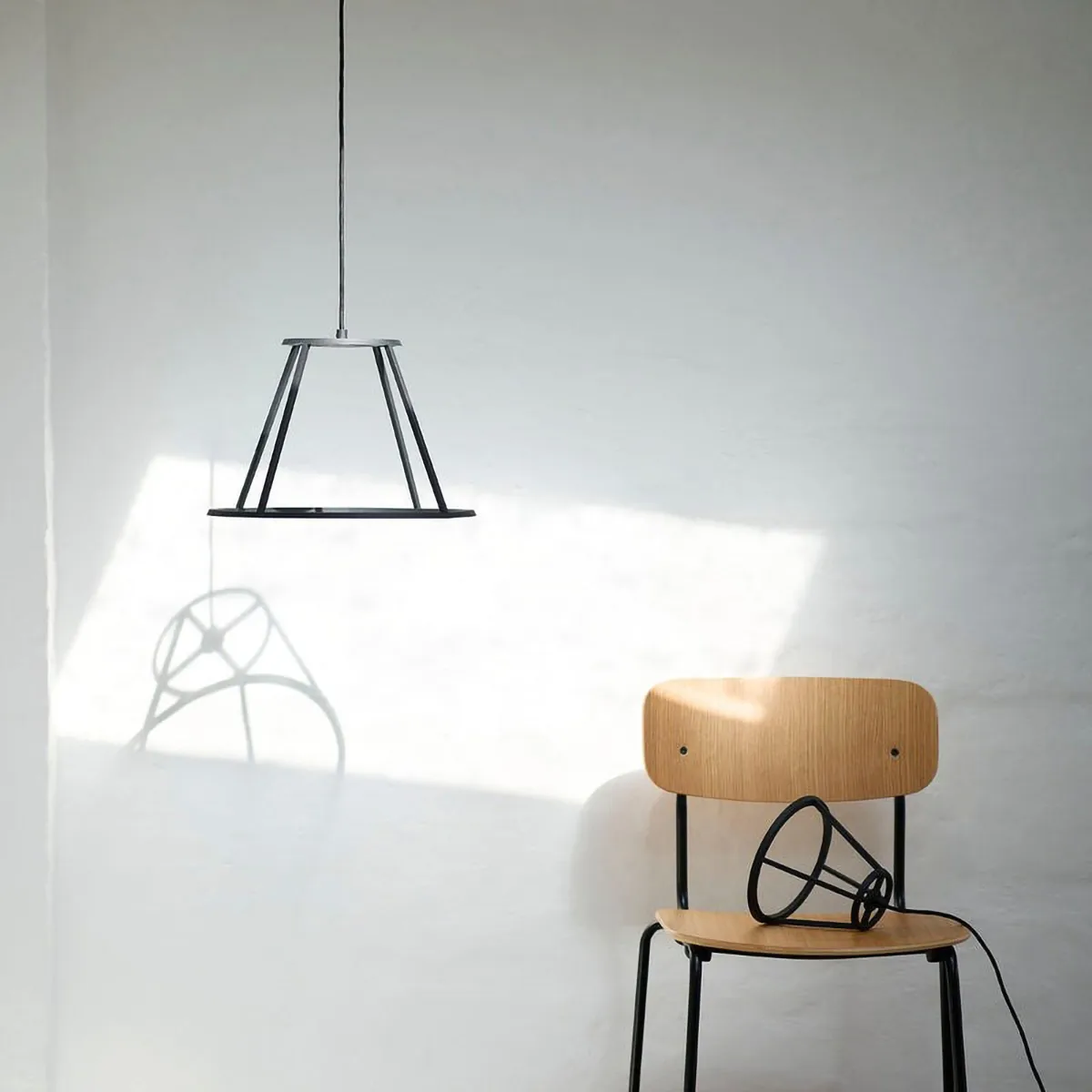 J182 Holmen stol 4-pak, Oak veneer-black legs FDB Møbler