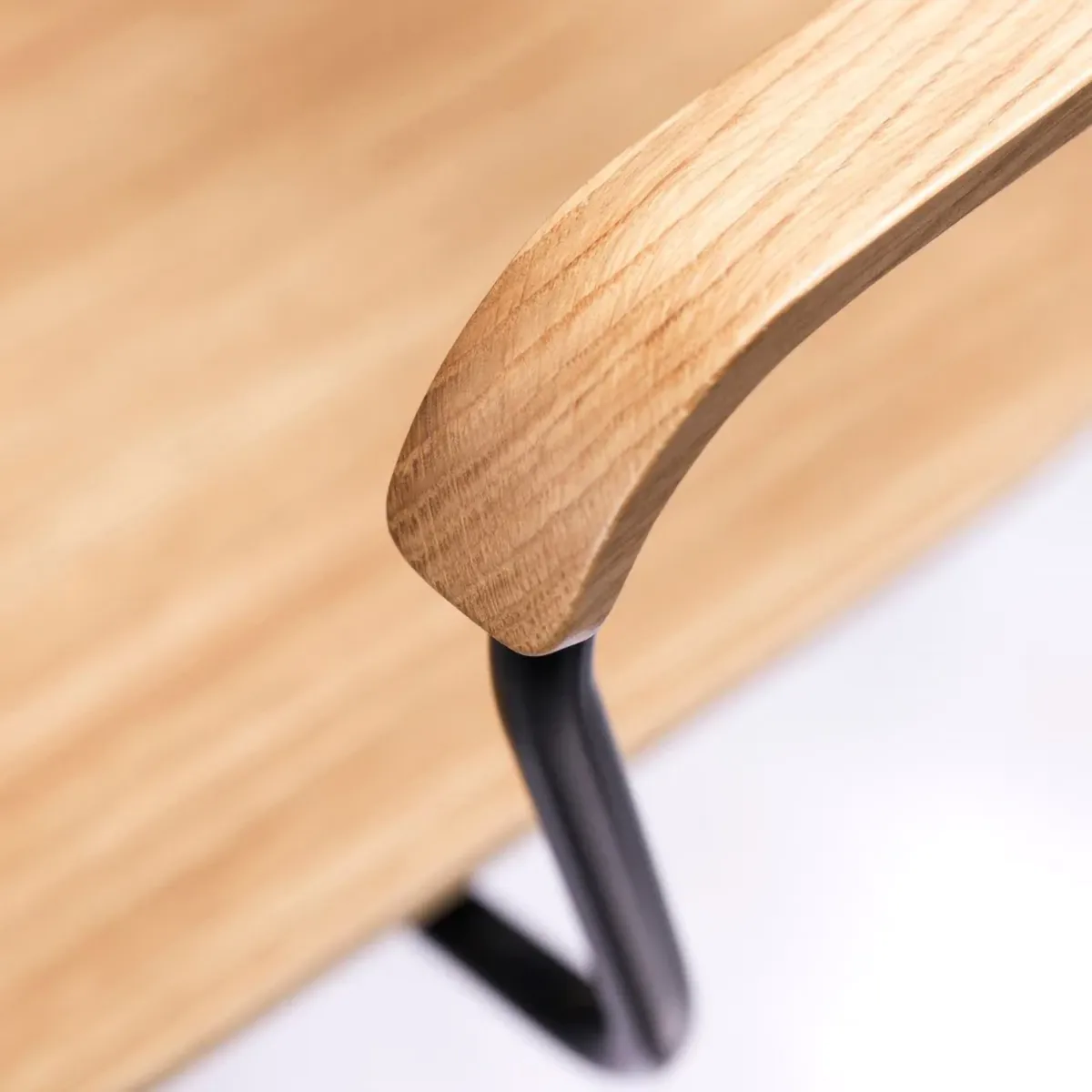 J183 Holmen karmstol 4-pak, Oak veneer-black legs FDB Møbler