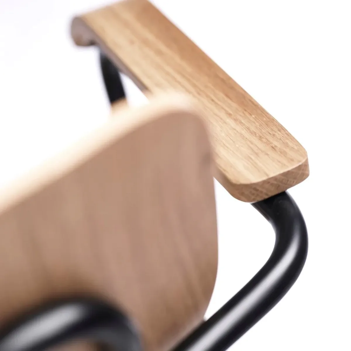 J183 Holmen karmstol 4-pak, Oak veneer-black legs FDB Møbler