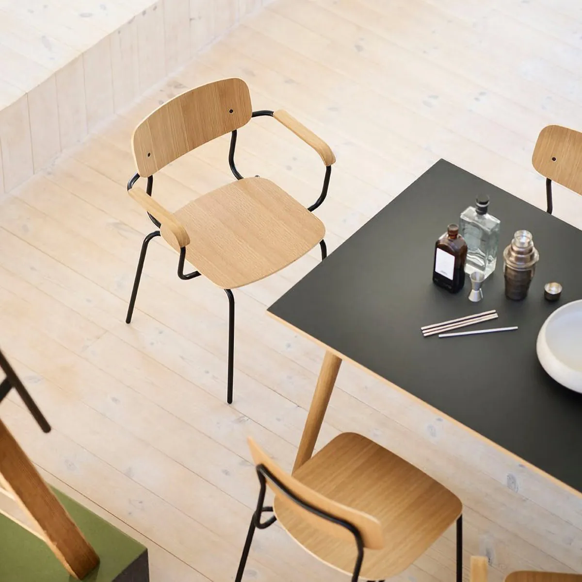 J183 Holmen karmstol 4-pak, Oak veneer-black legs FDB Møbler