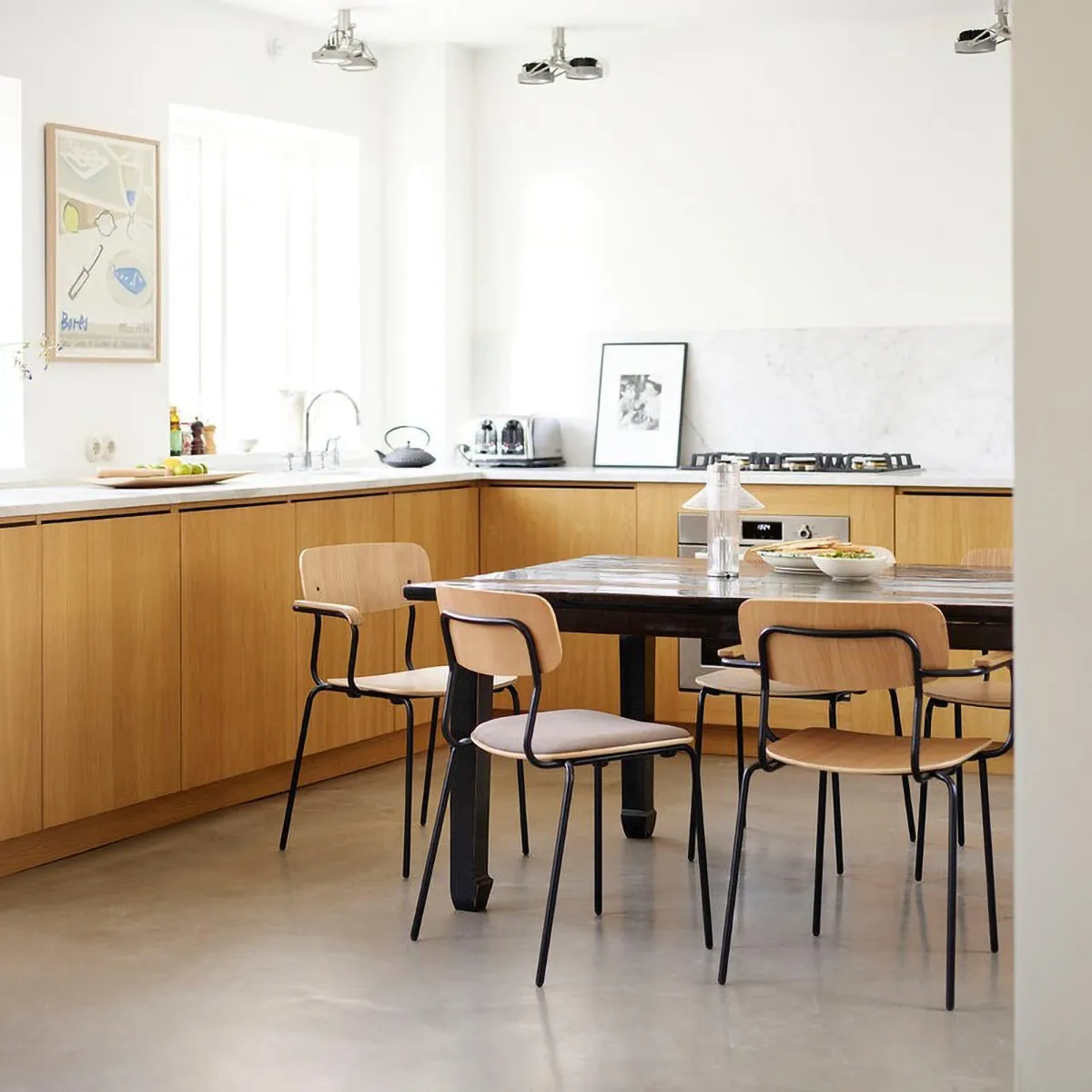 J183 Holmen karmstol 4-pak, Oak veneer-black legs FDB Møbler