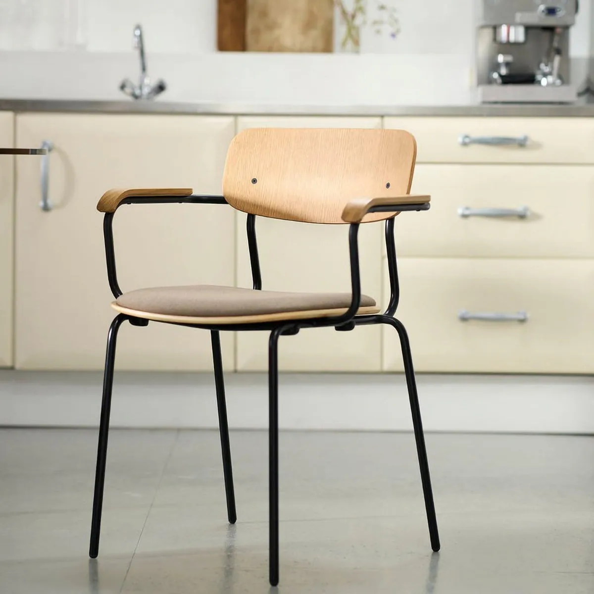 J183 Holmen karmstol, Oak veneer-black legs-taupe FDB Møbler