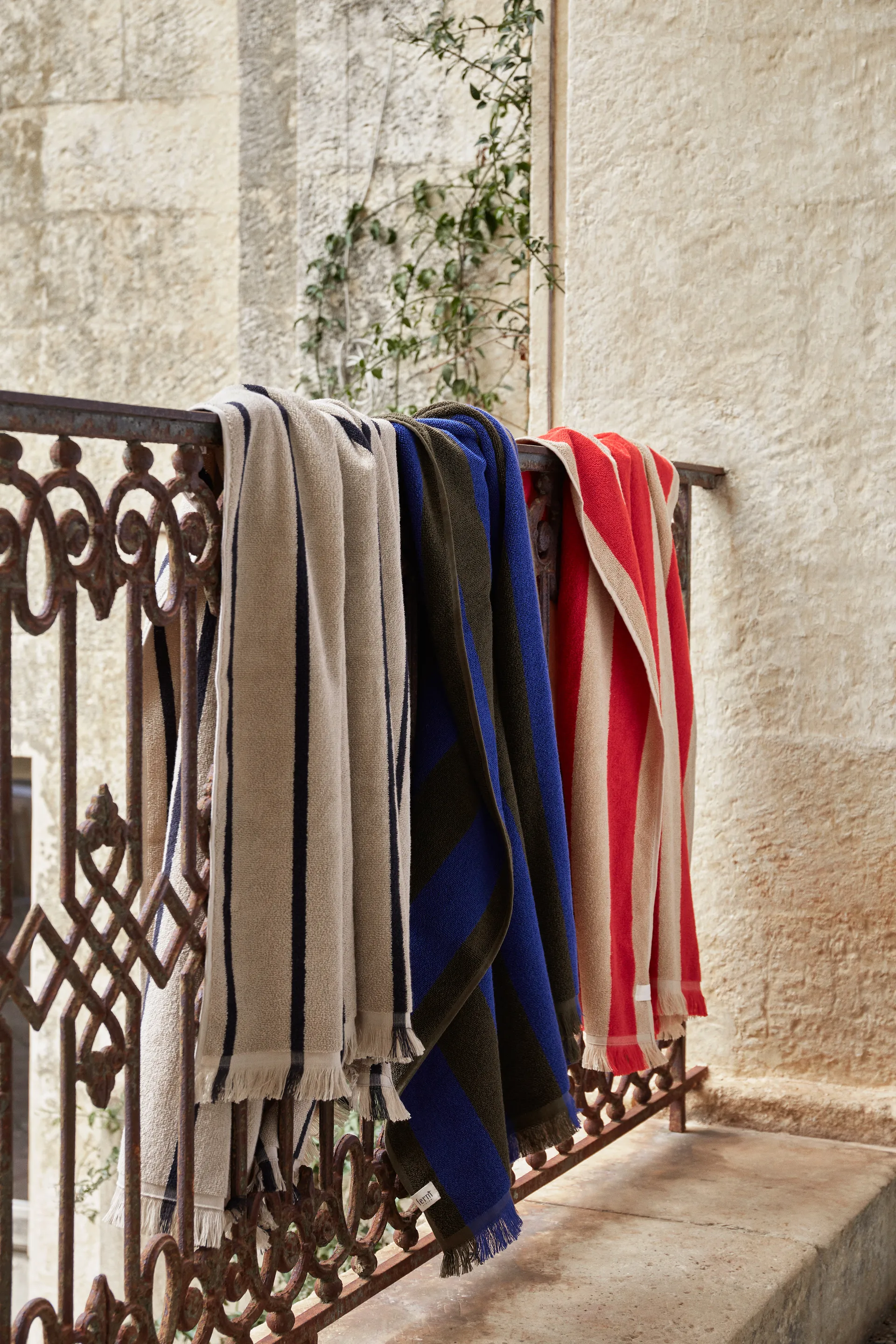 Alee badehåndklæde 100x150 cm, Light Camel/Red Ferm Living