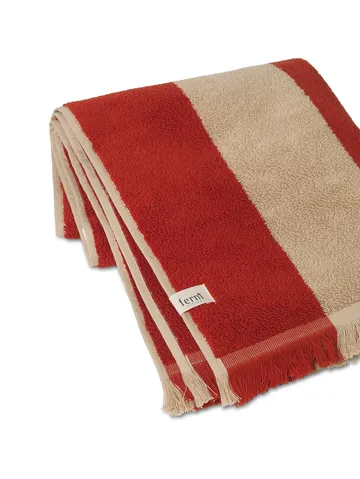 Alee håndklæde 50x100 cm - Light camel/Red - Ferm Living