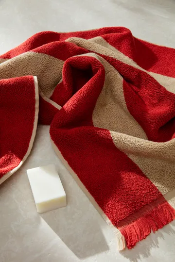 Alee håndklæde 50x100 cm - Light camel/Red - Ferm Living