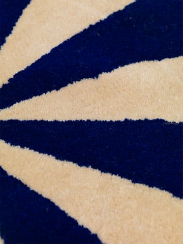 Arch håndtuftet tæppe Ø130 cm - Bright Blue/Offwhite - Ferm Living