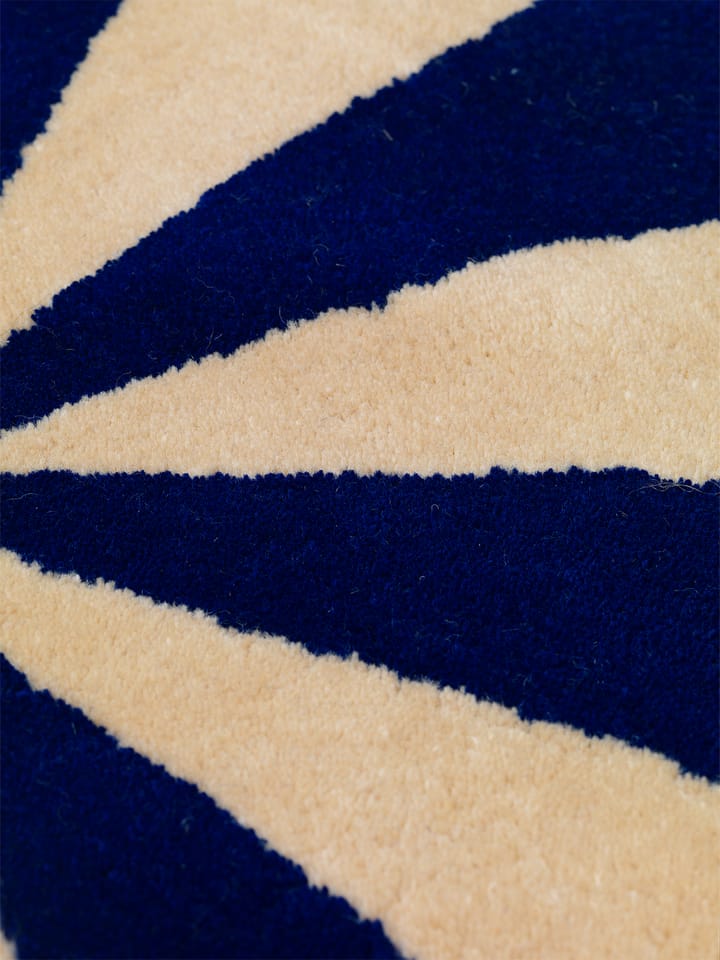 Arch håndtuftet tæppe Ø130 cm, Bright Blue/Offwhite Ferm Living