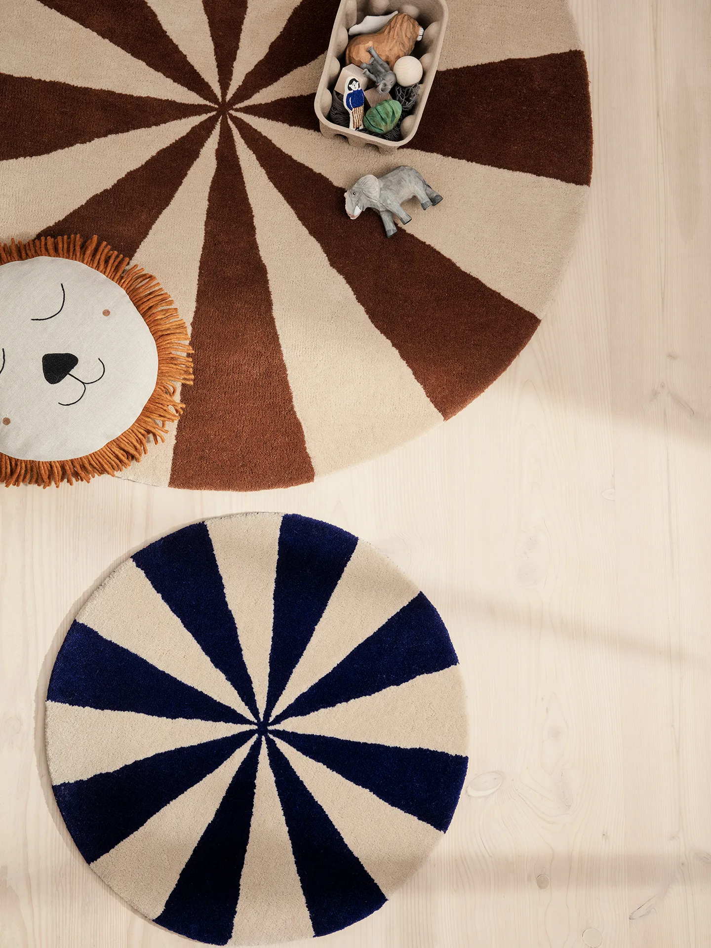 Arch håndtuftet tæppe Ø70 cm, Bright Blue/Offwhite Ferm Living