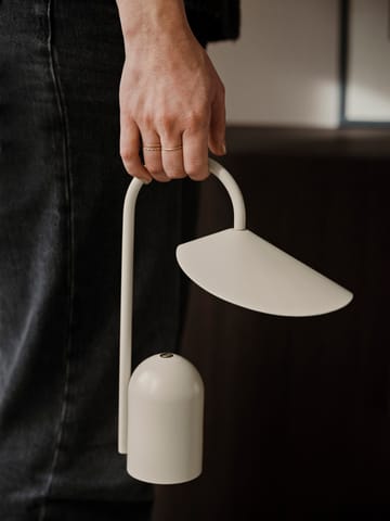 Arum bærbar lampe - Cashmere - ferm LIVING