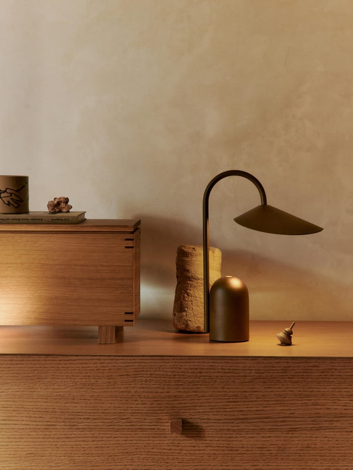 Arum bærbar lampe, Dark Chocolate Ferm Living