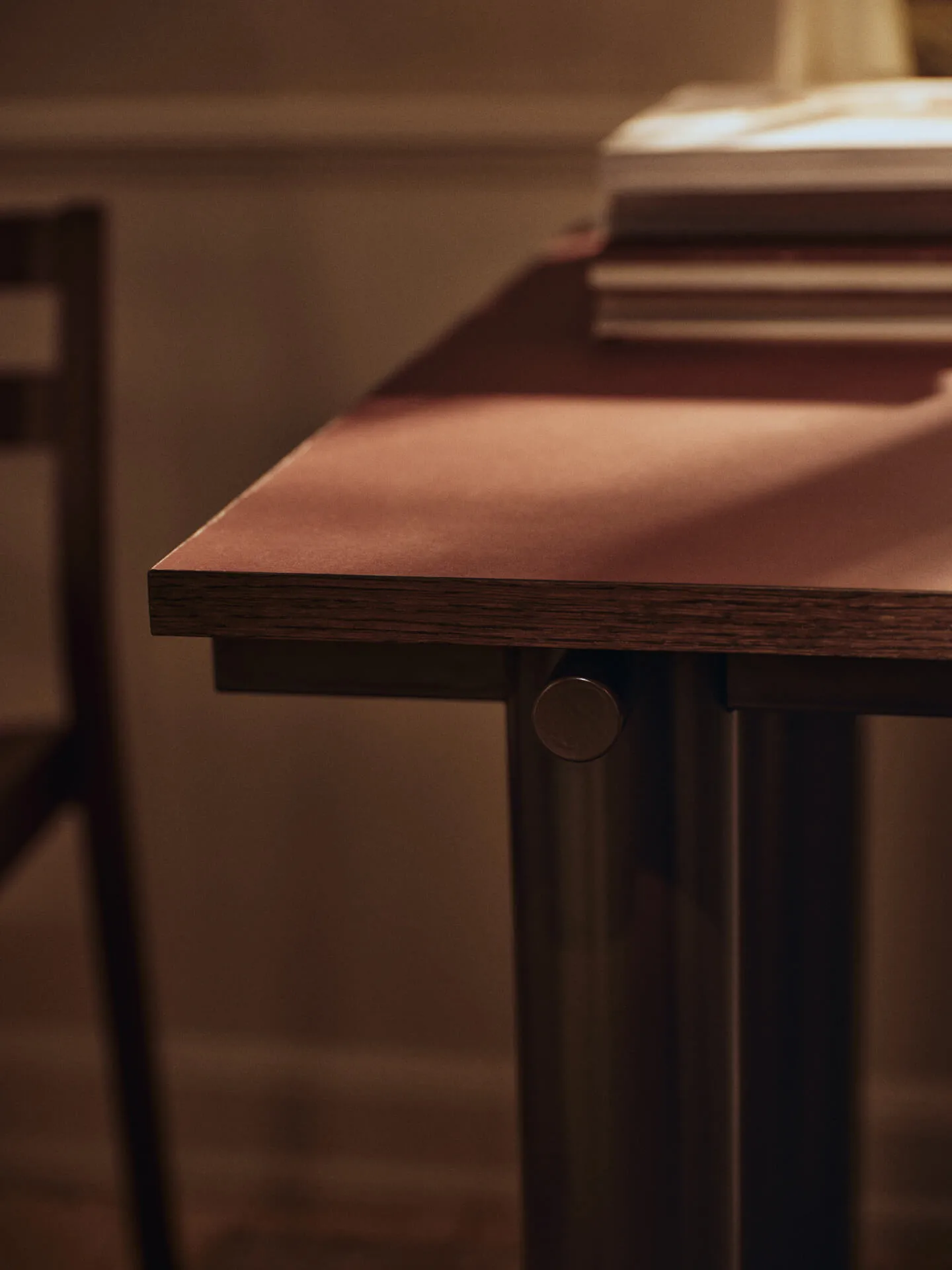 Atura spisebord, Dark chocolate-burgundy, 90x200 cm Ferm Living