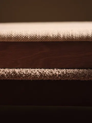 Boda armstol - Polstret sæde soft bouclé, dark stained beech-natural - Ferm Living