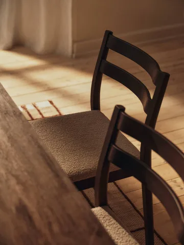 Boda stol - Polstret sæde soft bouclé, mørkbetsad bøg-natural - Ferm Living