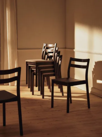 Boda stol - Polstret sæde soft bouclé, mørkbetsad bøg-natural - Ferm Living