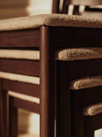 Boda stol - Polstret sæde soft bouclé, mørkbetsad bøg-natural - Ferm Living