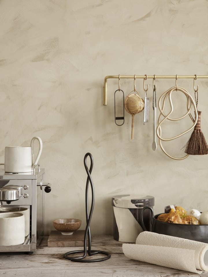 Curvature køkkenrulleholder , Sort messing Ferm Living
