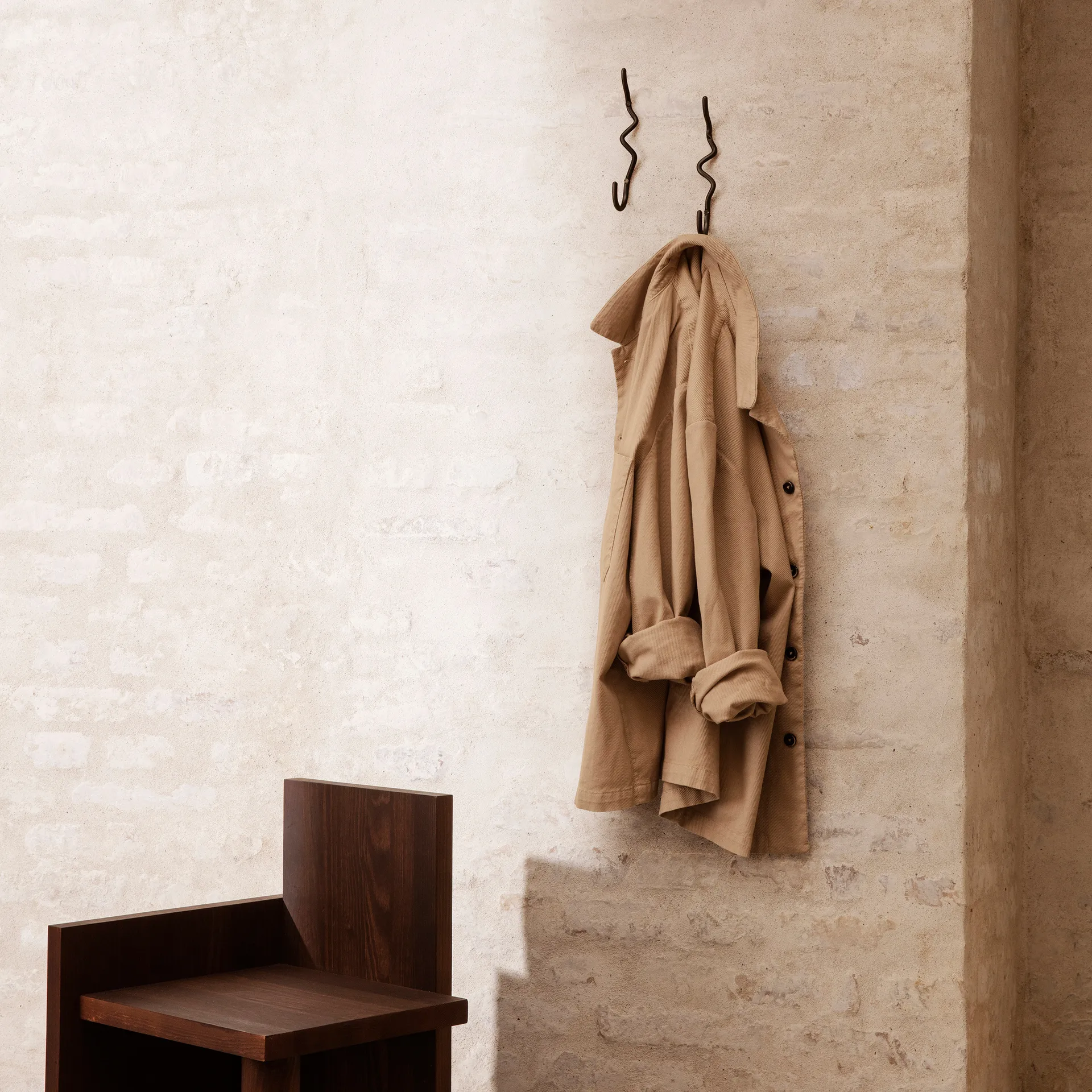 Curvature krog enkel, Sort messing Ferm Living