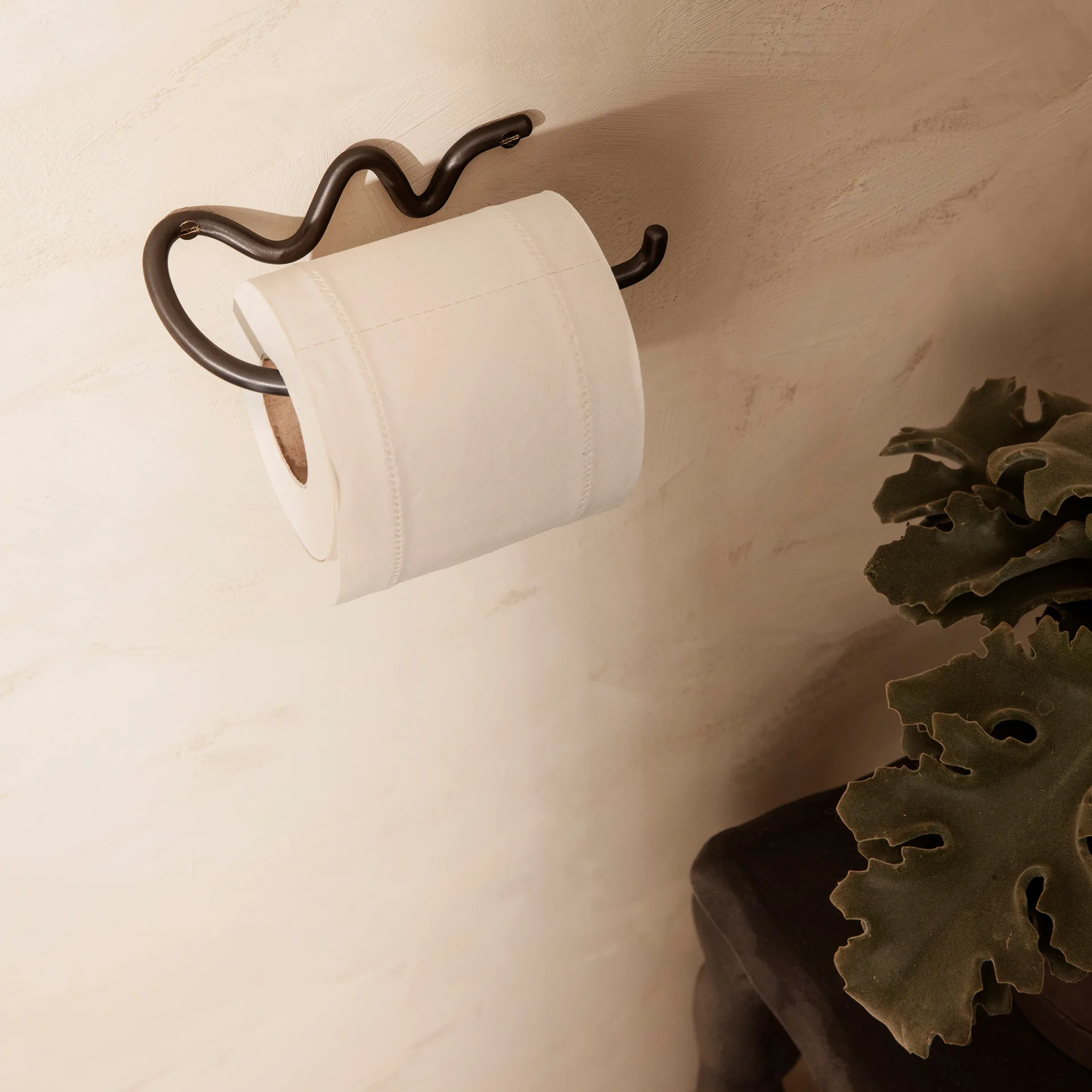 Curvature toiletrulleholder, Sort messing Ferm Living