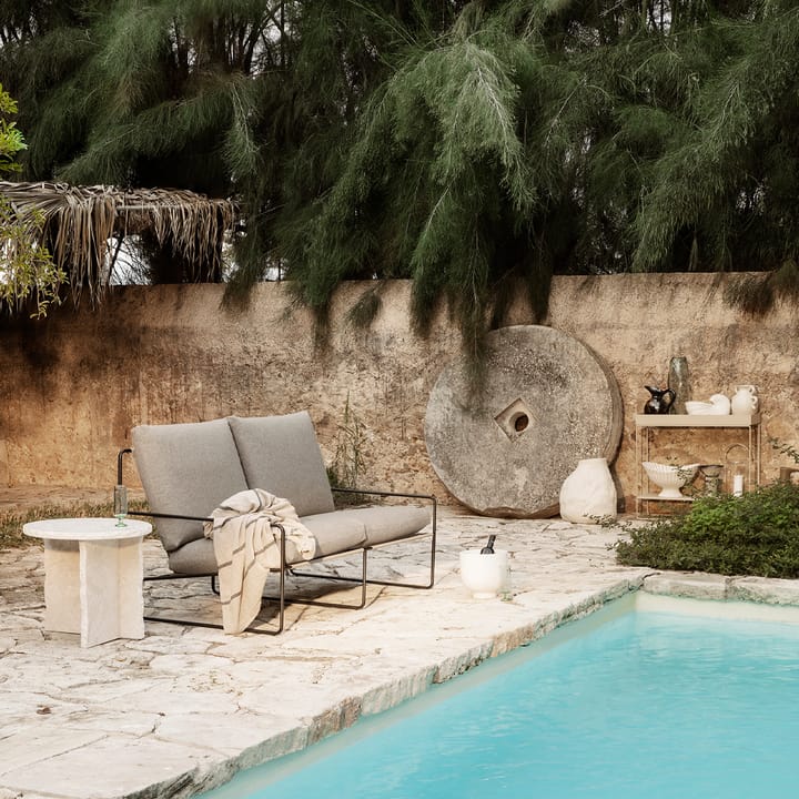 Desert 2-pers. sofa, stof dark sand, sort stel Ferm Living