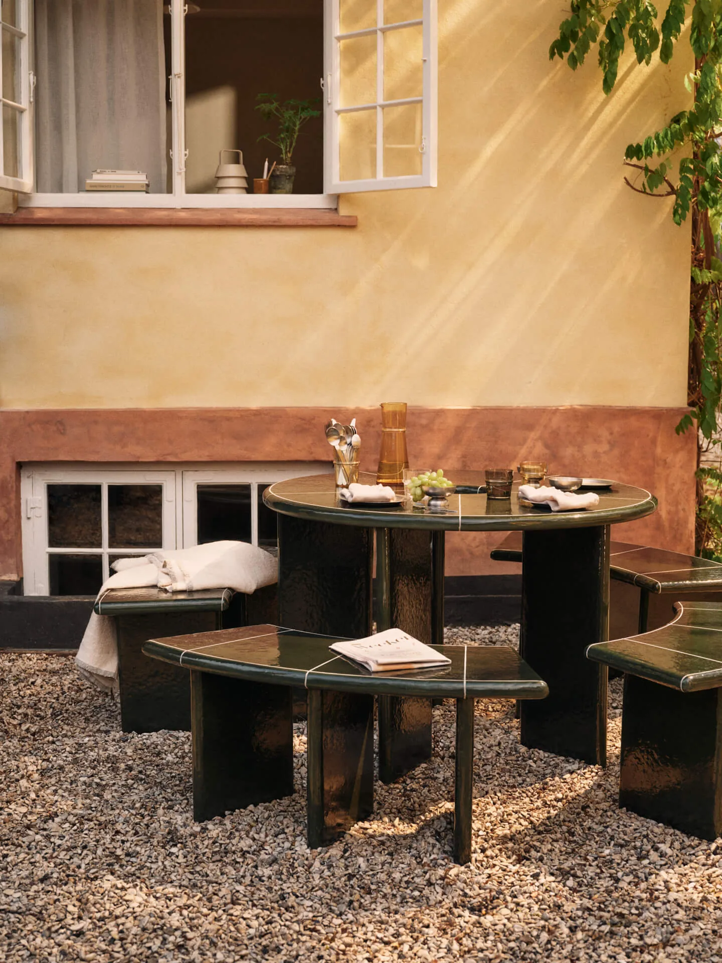 Deya curved siddebænk, Dark green, 110x40x45,5 cm Ferm Living