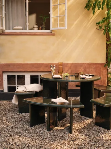 Deya curved siddebænk - Dark green, 110x40x45,5 cm - Ferm Living