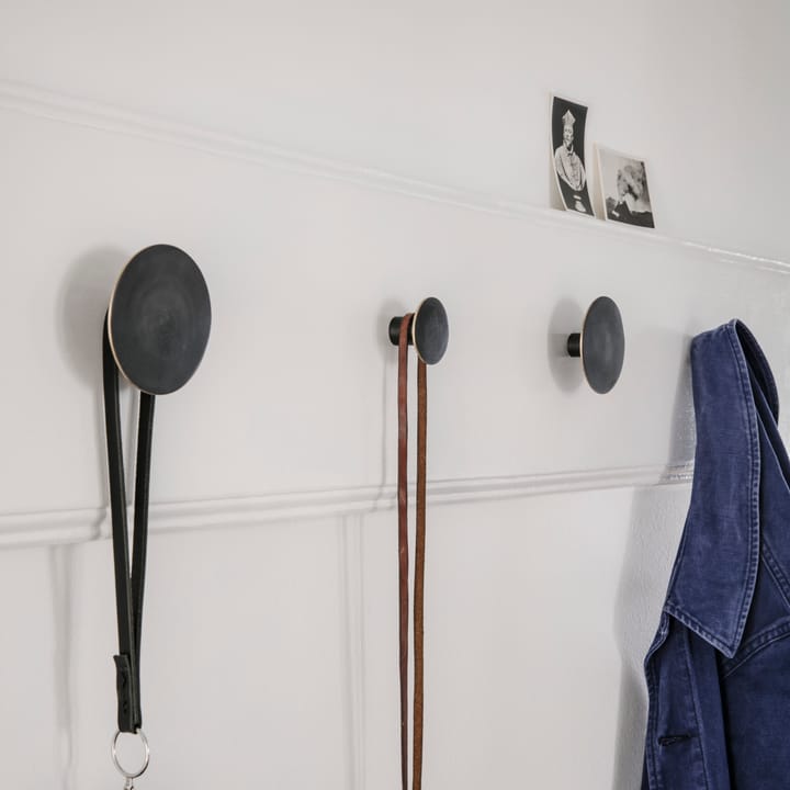 Flad Circle krog sort/messing, Ø4 cm Ferm Living